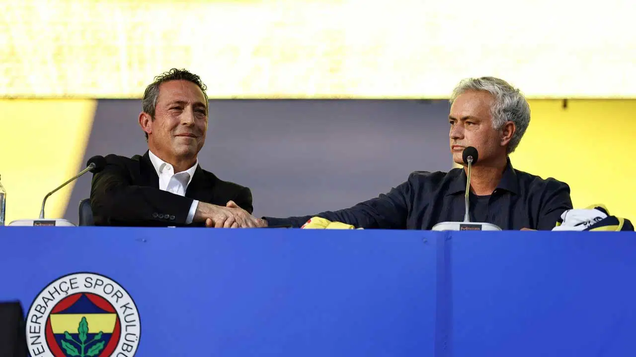 Lối chơi phòng ngự và mâu thuẫn nội bộ khiến Mourinho mất ghế
